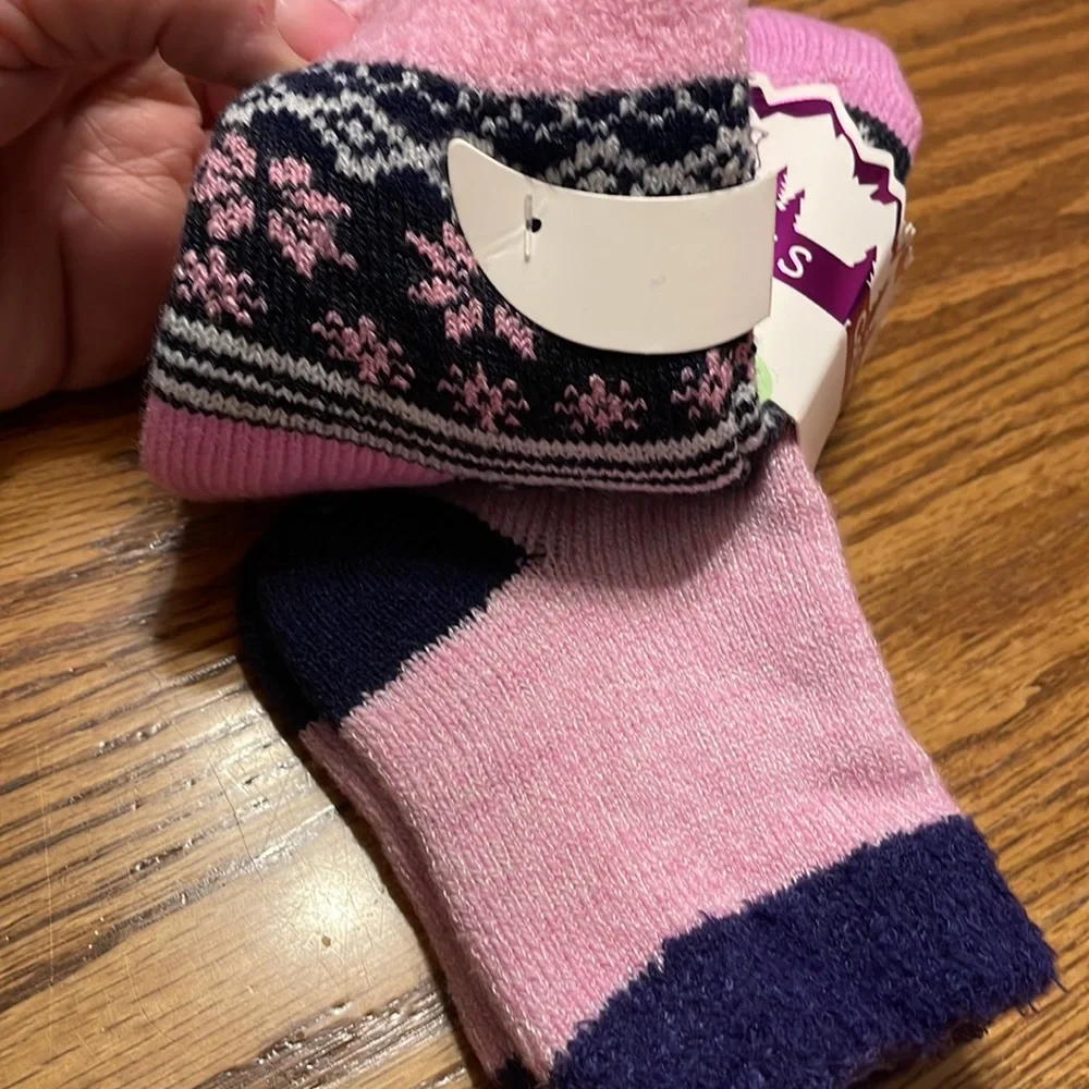 Girls cozy, comfy cabin socks with grip sole & aloe infused
